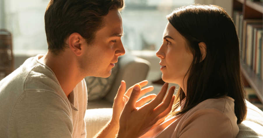Casal brasileiro em conversa clara e respeitosa