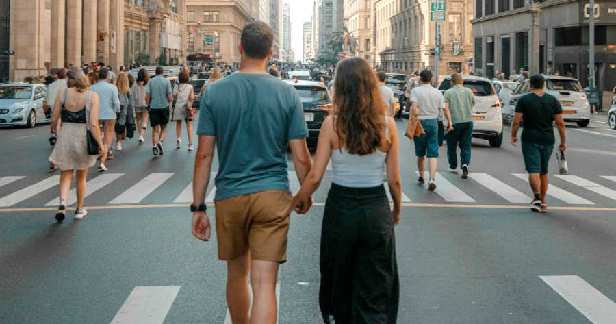 Casal brasileiro no momento em que a guarda baixa