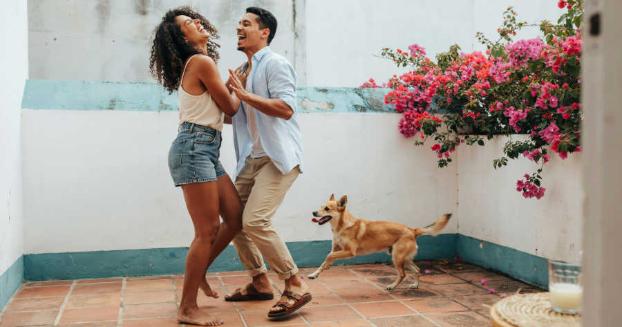 Casal brasileiro no momento em que a guarda baixa e o amor real encontra caminho